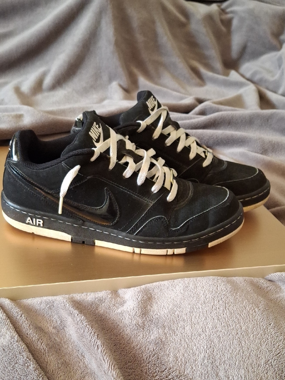 Nike Air Men’s Black Sneakers with White Laces - Picture 2 of 7